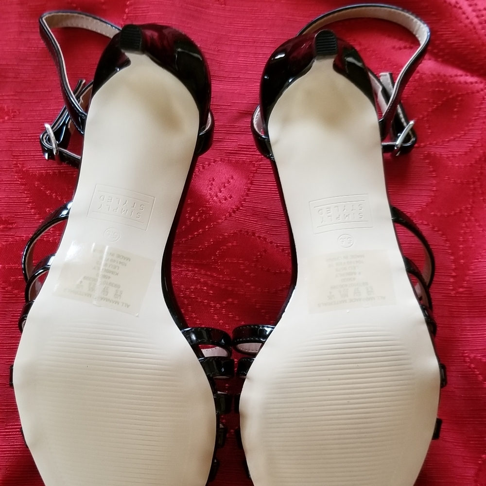 Simply Styled Black Shes - Picture 4 of 6